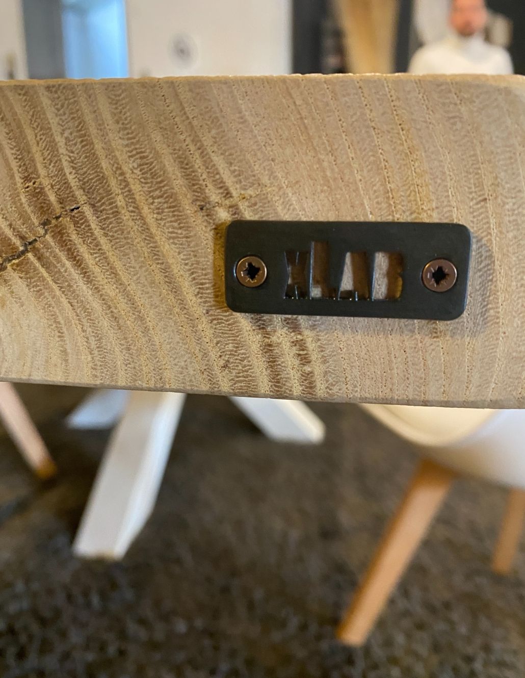 Andrea. Tavolo in legno massello di castagno e gambe in ferro