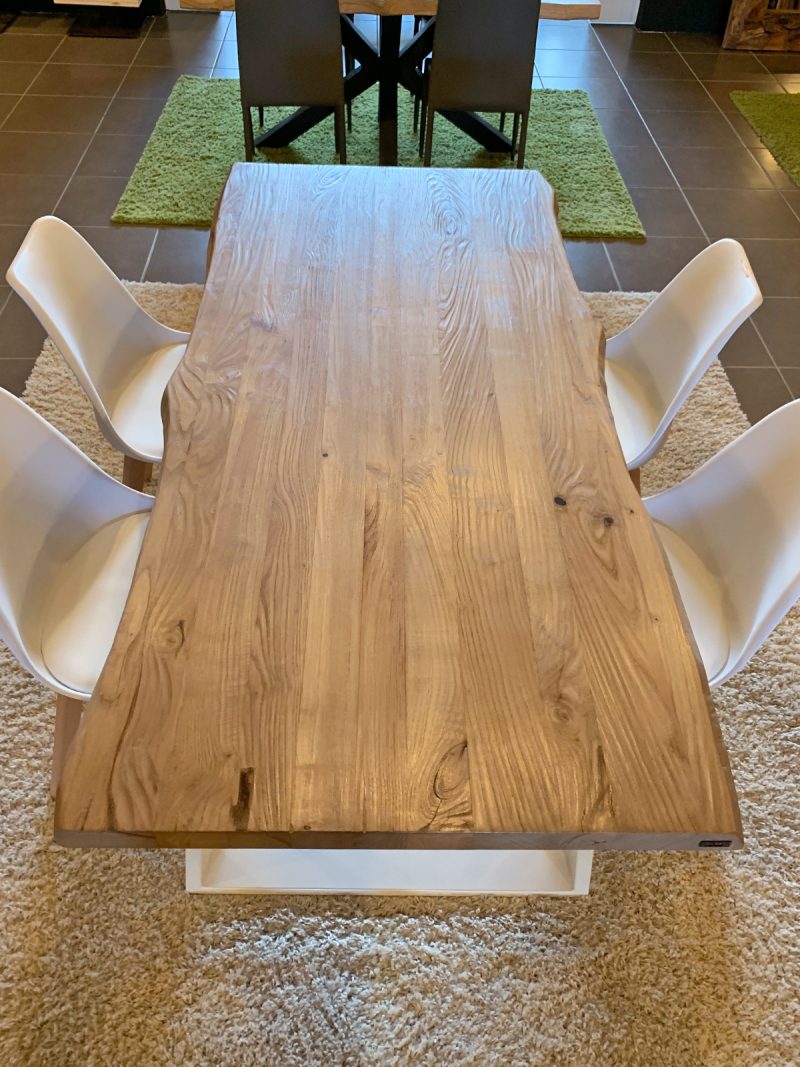 Tavolo alto in legno massiccio con piano in legno grezzo