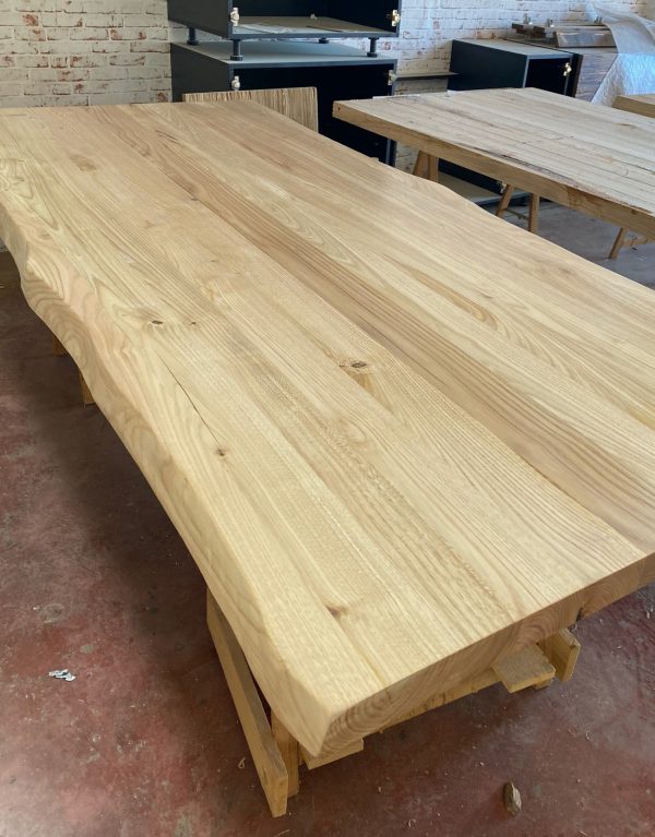 fase di finitura tavolo da pranzo legno massello con bordi rustici artigianale xlab design