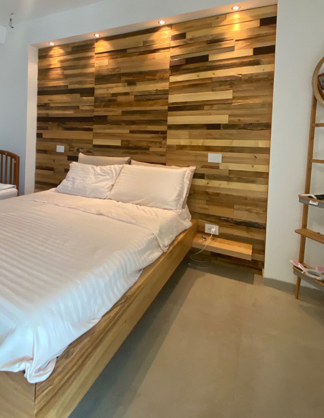 Letto matrimoniale legno con testiera rivestimento da parete listelli in  legno di recupero - Montani - XLAB Design